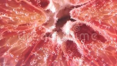 水中的果汁红葡萄柚